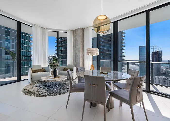 Posh Ocean View Penthouse - Heated Pool, Gym, Office! 10Mins Beach