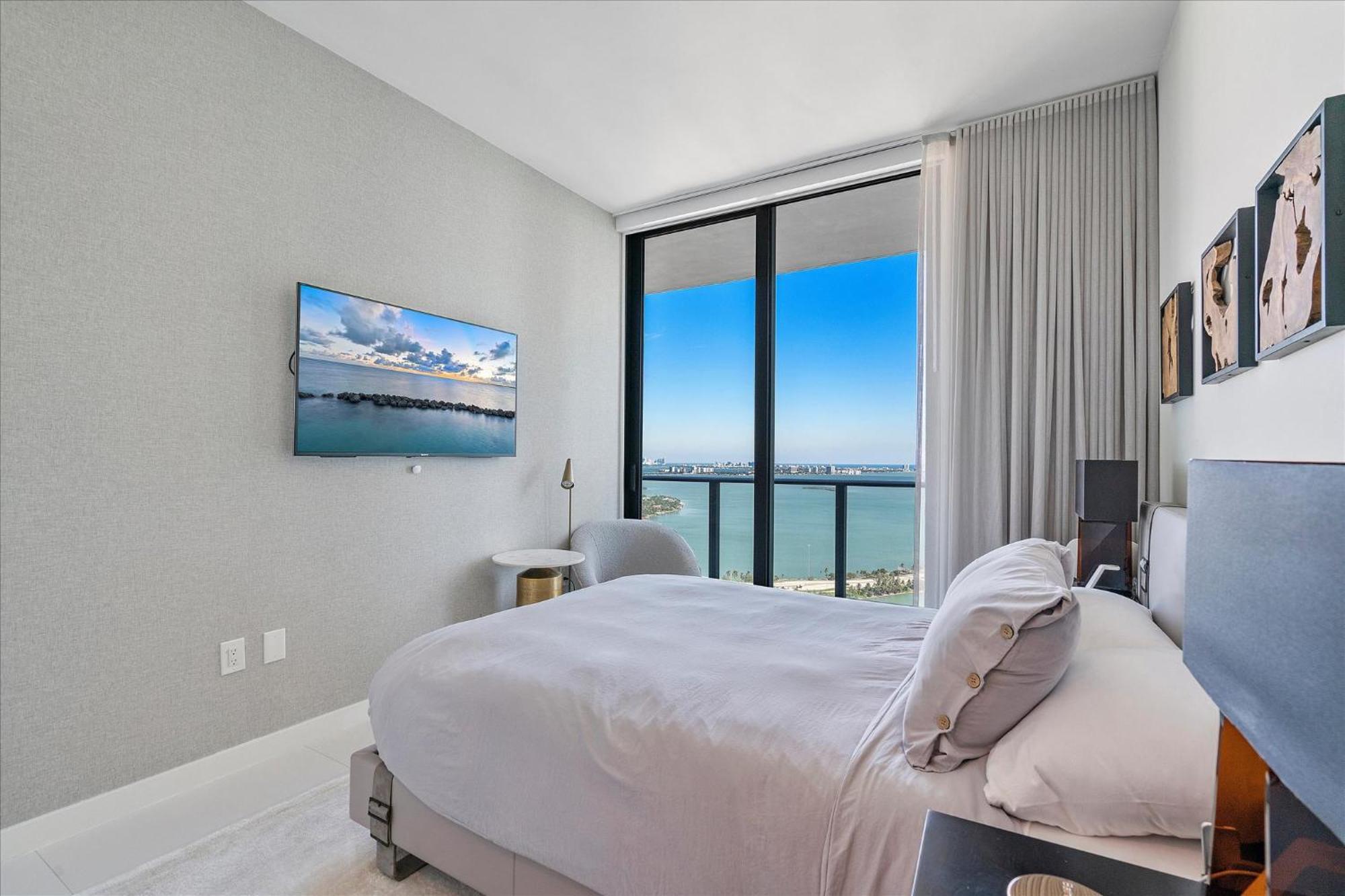 Apartment Posh Ocean View Penthouse - Heated Pool, Gym, Office! 10mins