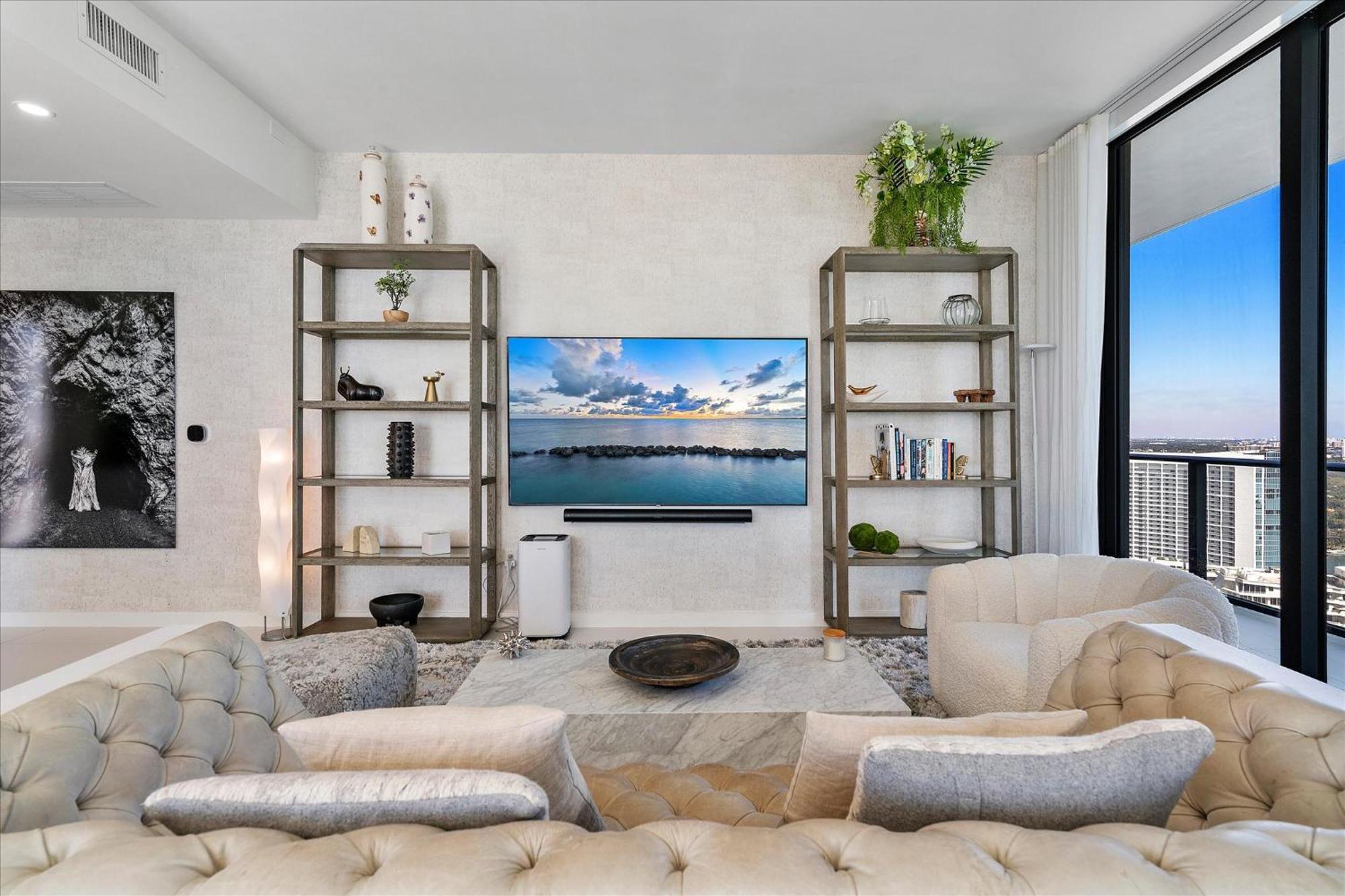 Apartment Posh Ocean View Penthouse - Heated Pool, Gym, Office! 10mins *