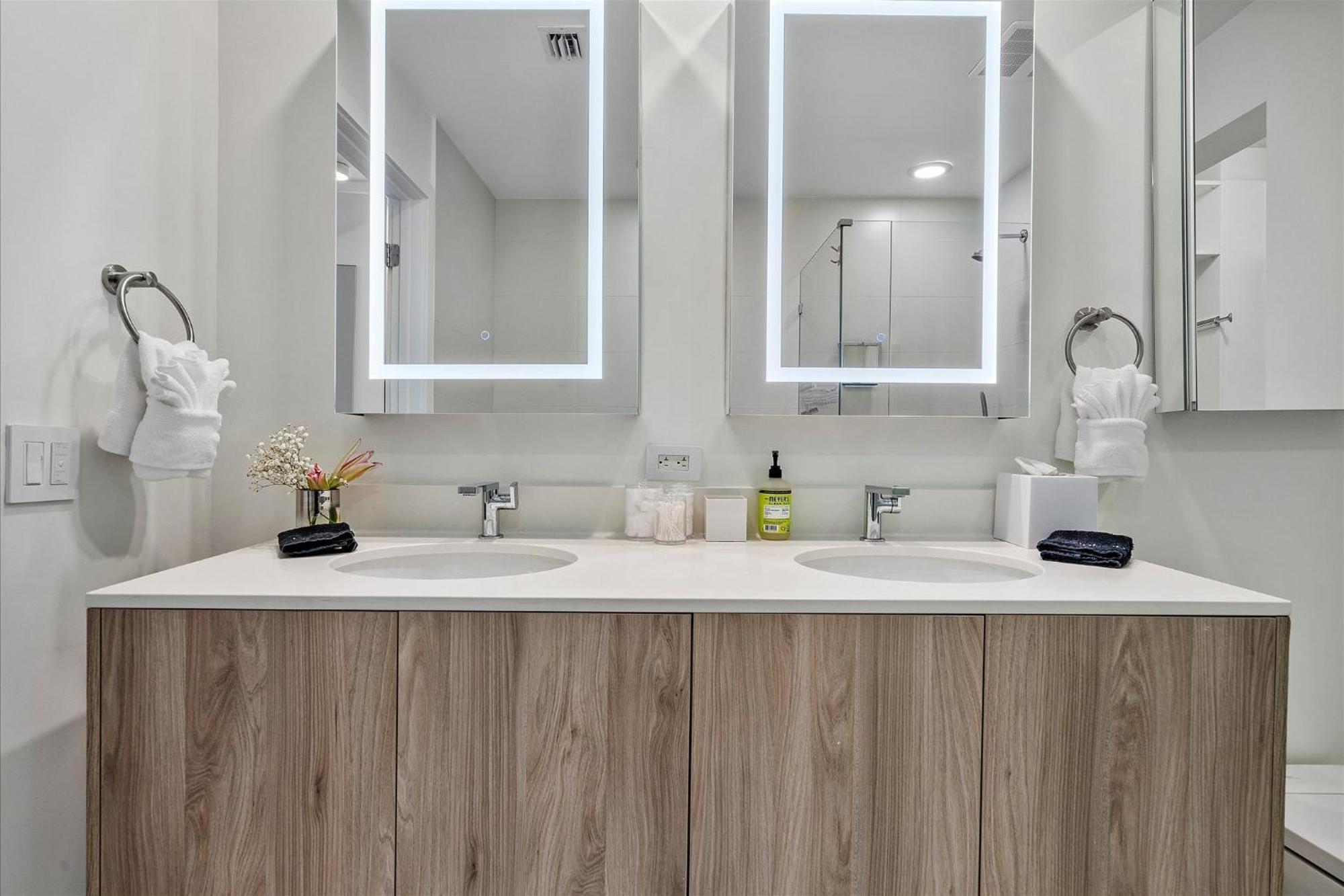 Posh Ocean View Penthouse - Heated Pool, Gym, Office! 10mins Apartment Miami