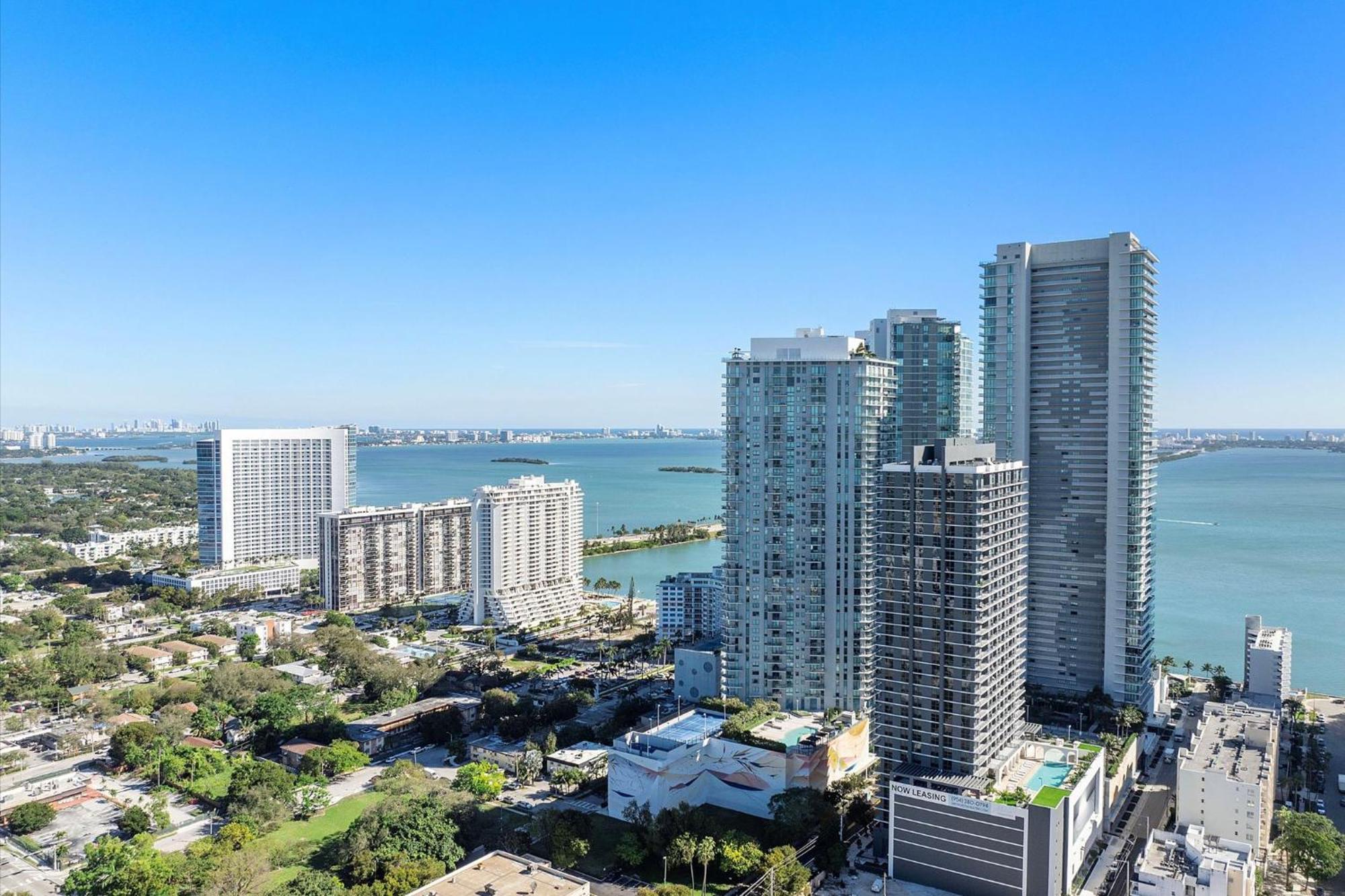 Posh Ocean View Penthouse - Heated Pool, Gym, Office! 10mins *