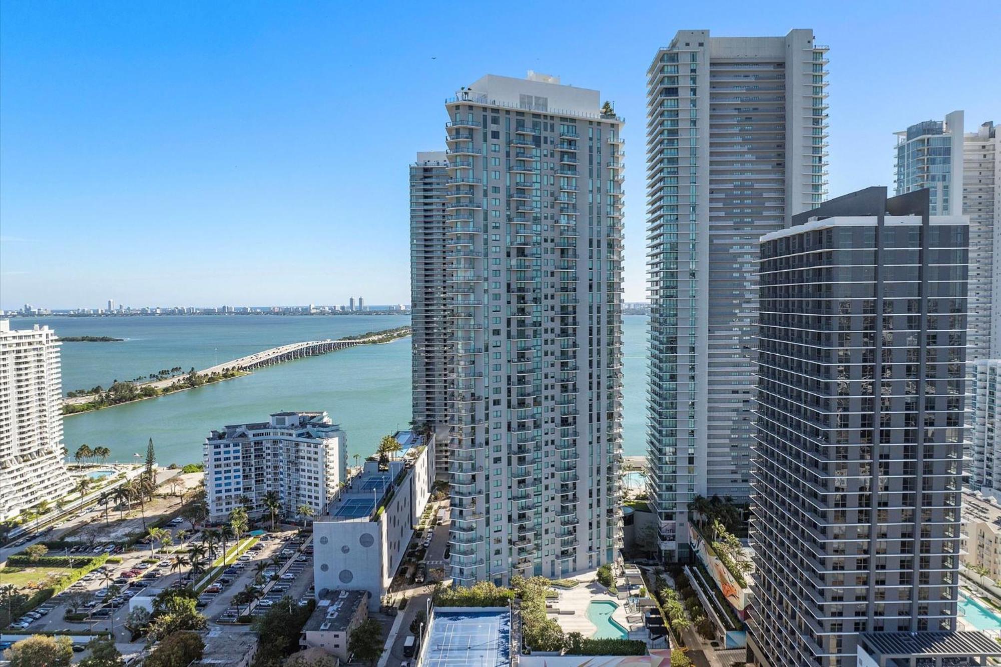 Posh Ocean View Penthouse - Heated Pool, Gym, Office! 10mins * Miami