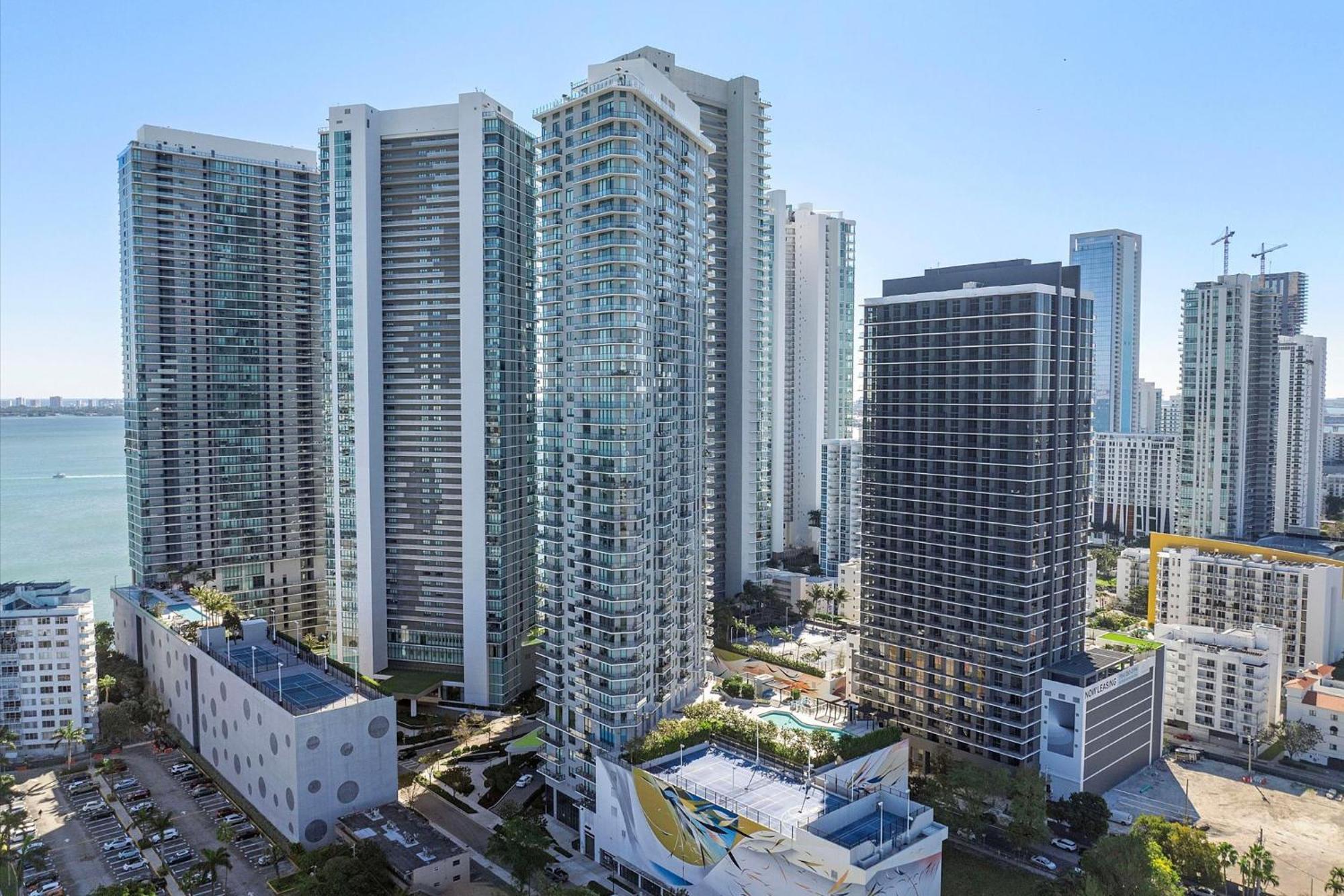 Posh Ocean View Penthouse - Heated Pool, Gym, Office! 10mins