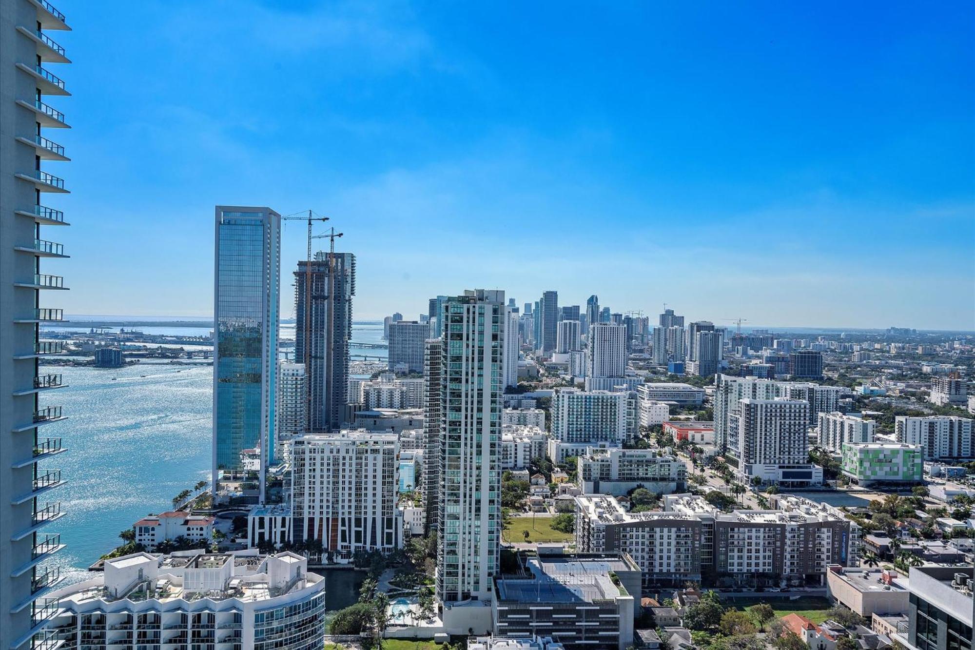 Posh Ocean View Penthouse - Heated Pool, Gym, Office! 10mins Apartment