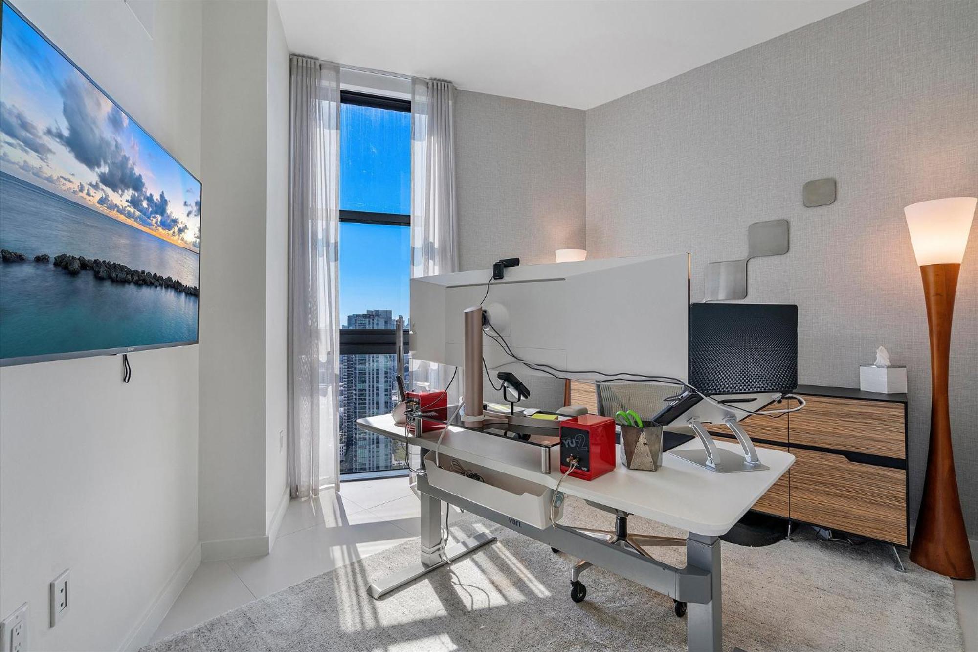 Posh Ocean View Penthouse - Heated Pool, Gym, Office! 10mins Apartment *