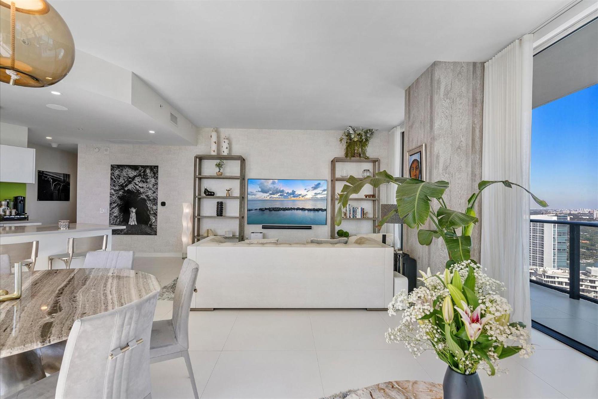 Apartment Posh Ocean View Penthouse - Heated Pool, Gym, Office! 10mins *