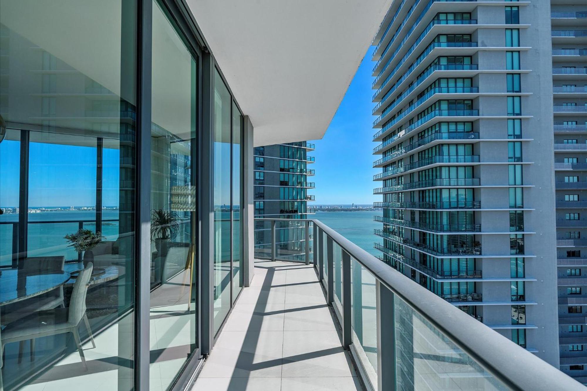 Posh Ocean View Penthouse - Heated Pool, Gym, Office! 10mins