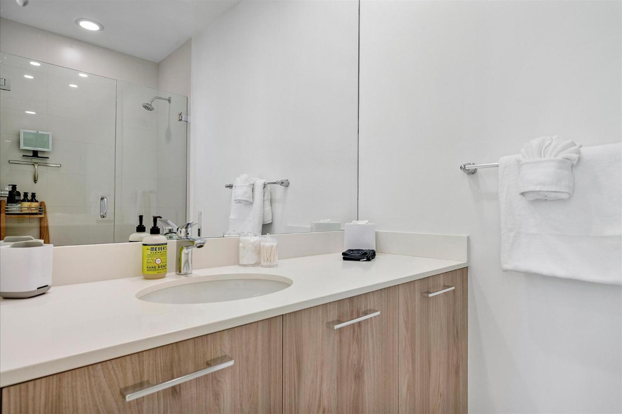 Apartment Posh Ocean View Penthouse - Heated Pool, Gym, Office! 10mins