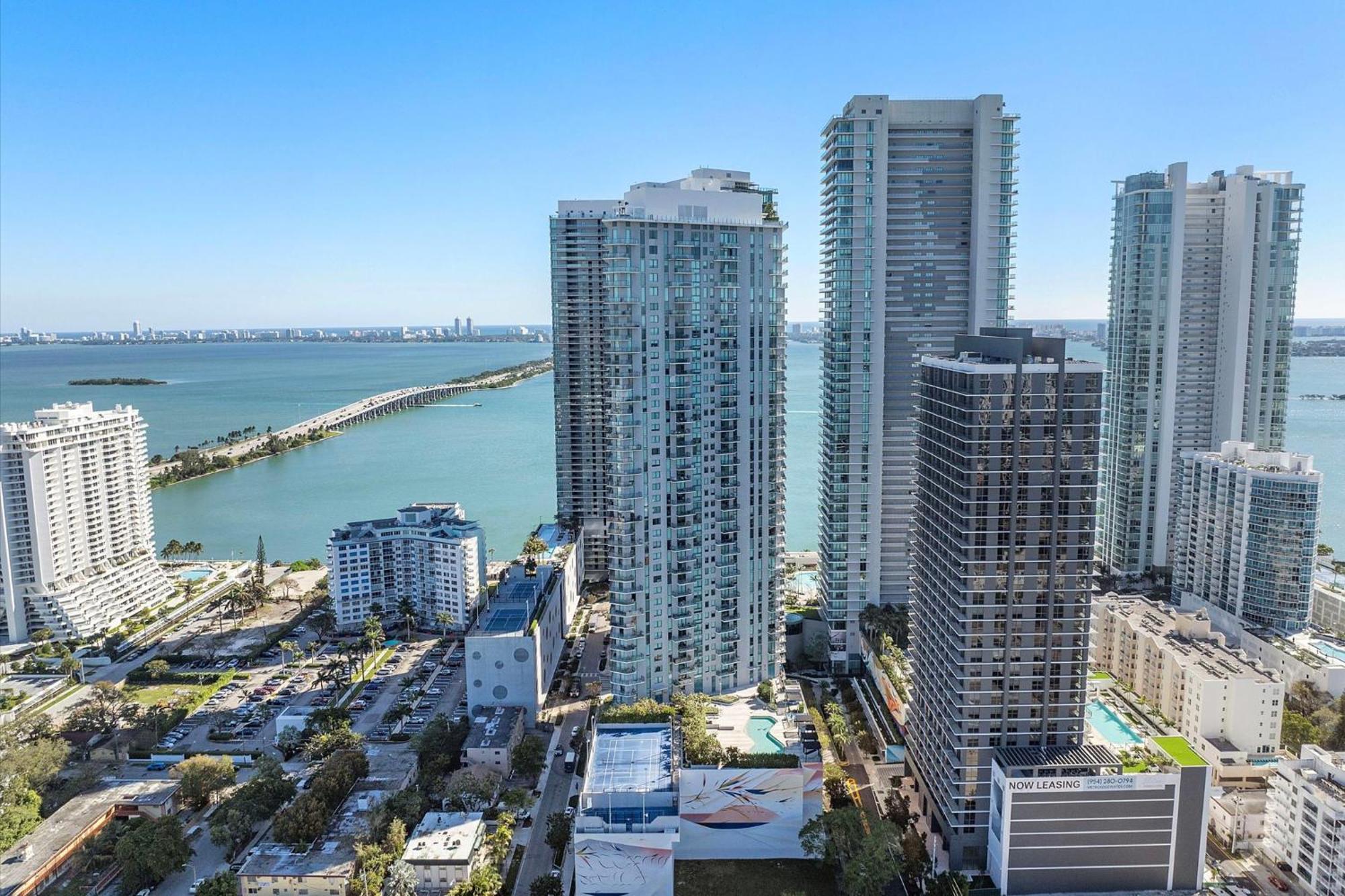 Posh Ocean View Penthouse - Heated Pool, Gym, Office! 10mins Apartment *