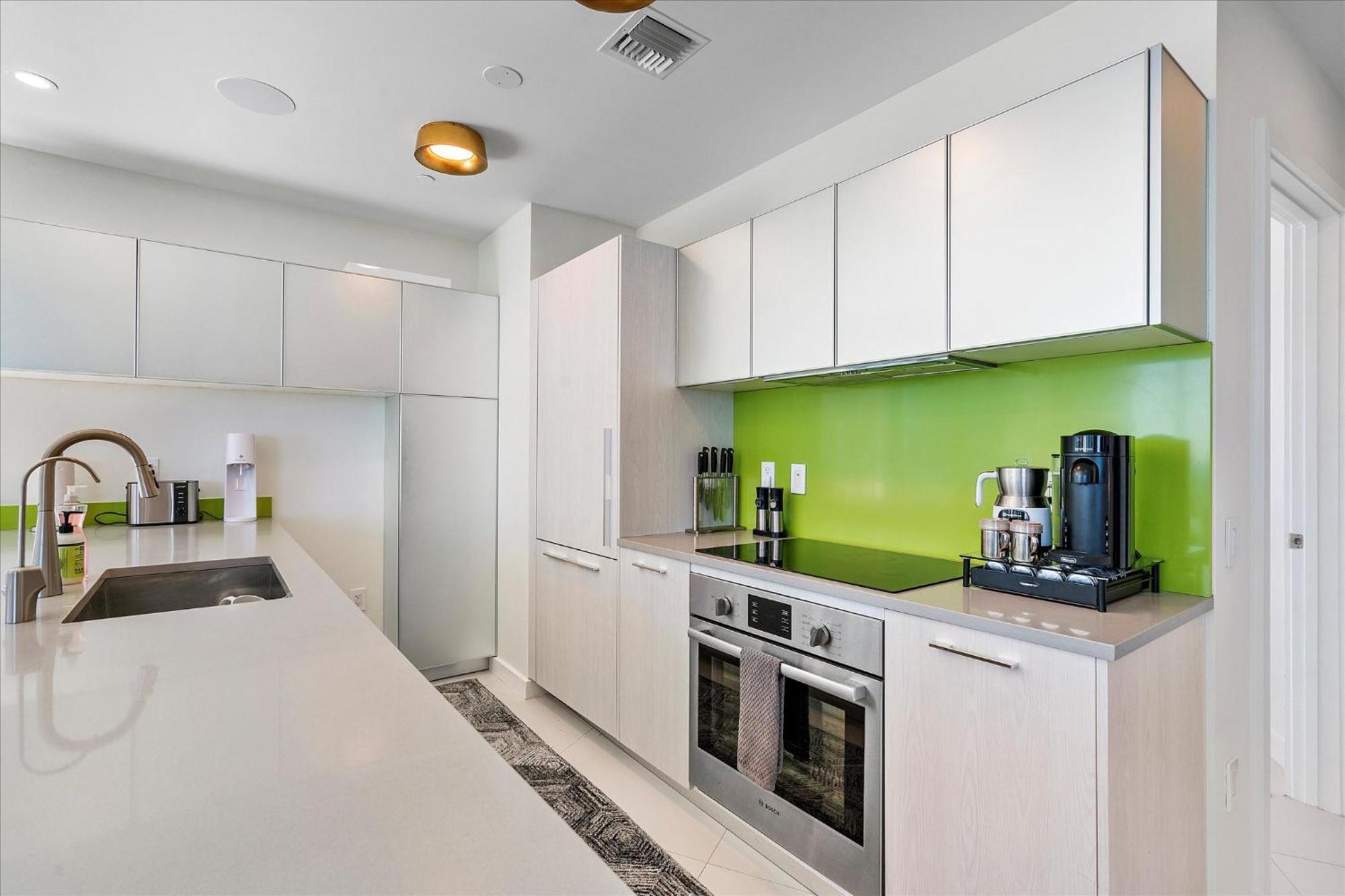 Posh Ocean View Penthouse - Heated Pool, Gym, Office! 10mins Apartment Miami