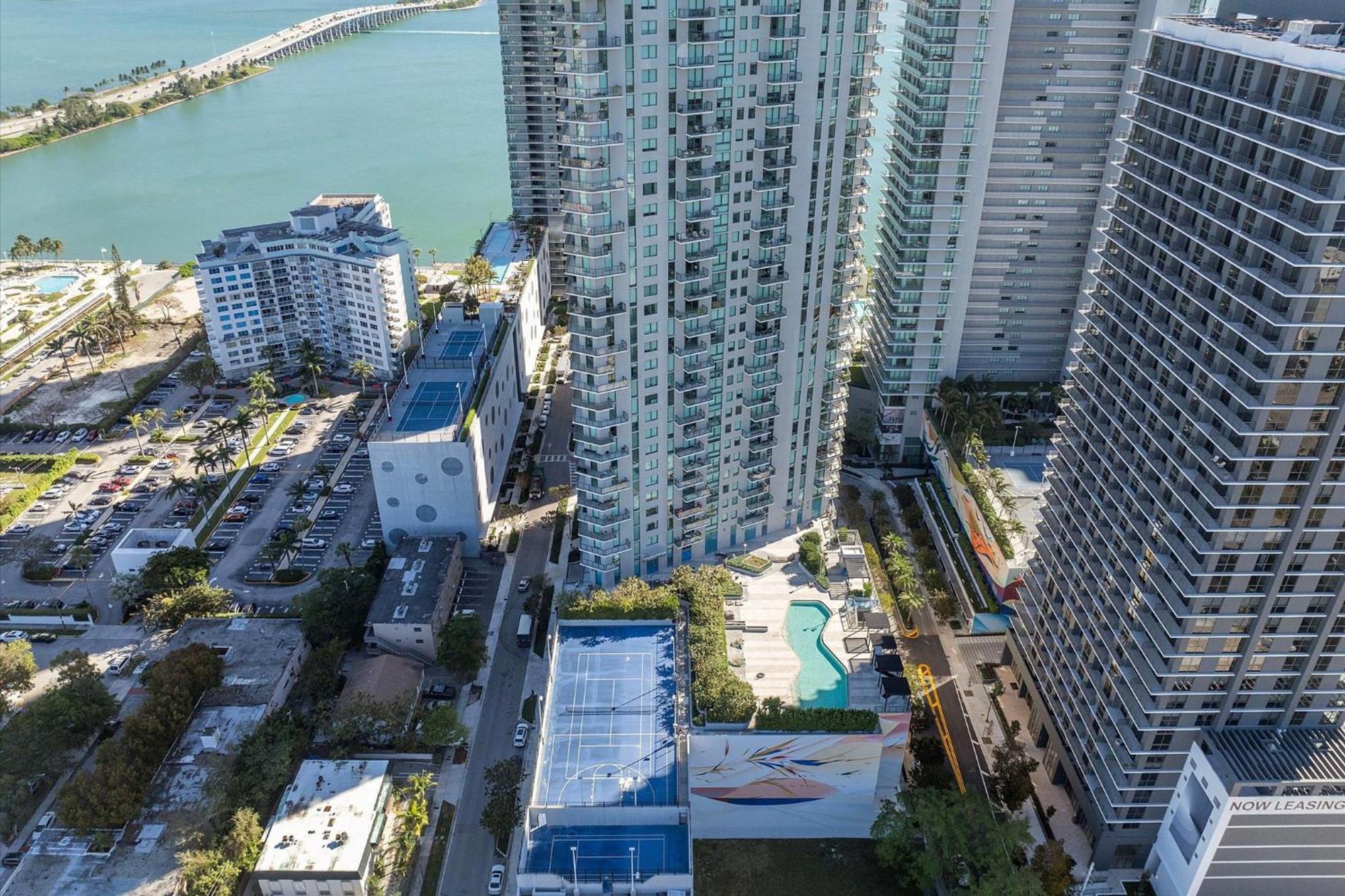Posh Ocean View Penthouse - Heated Pool, Gym, Office! 10mins *