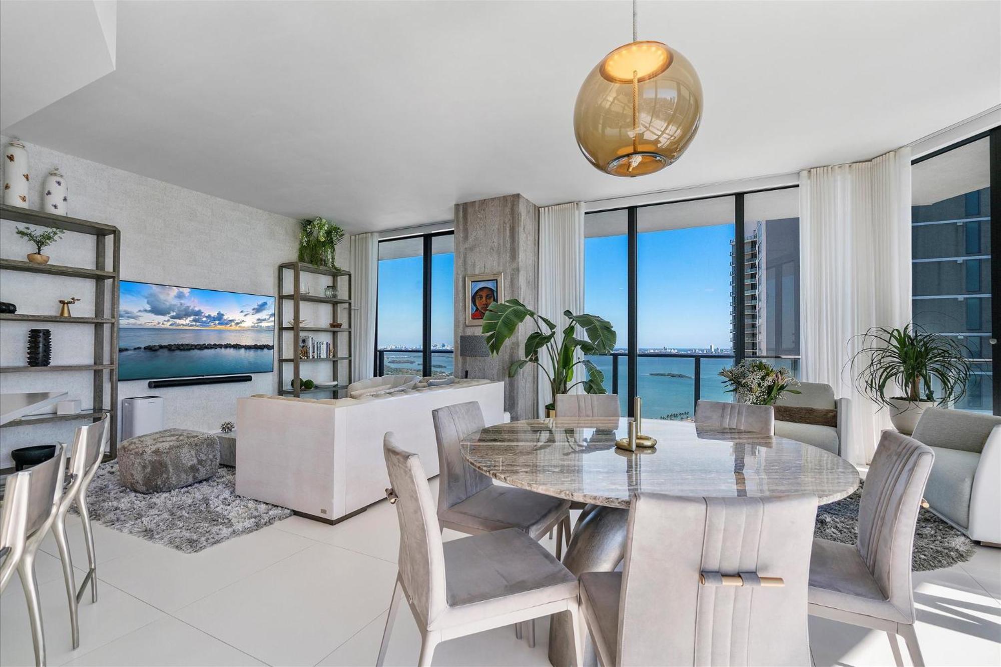 Posh Ocean View Penthouse - Heated Pool, Gym, Office! 10mins