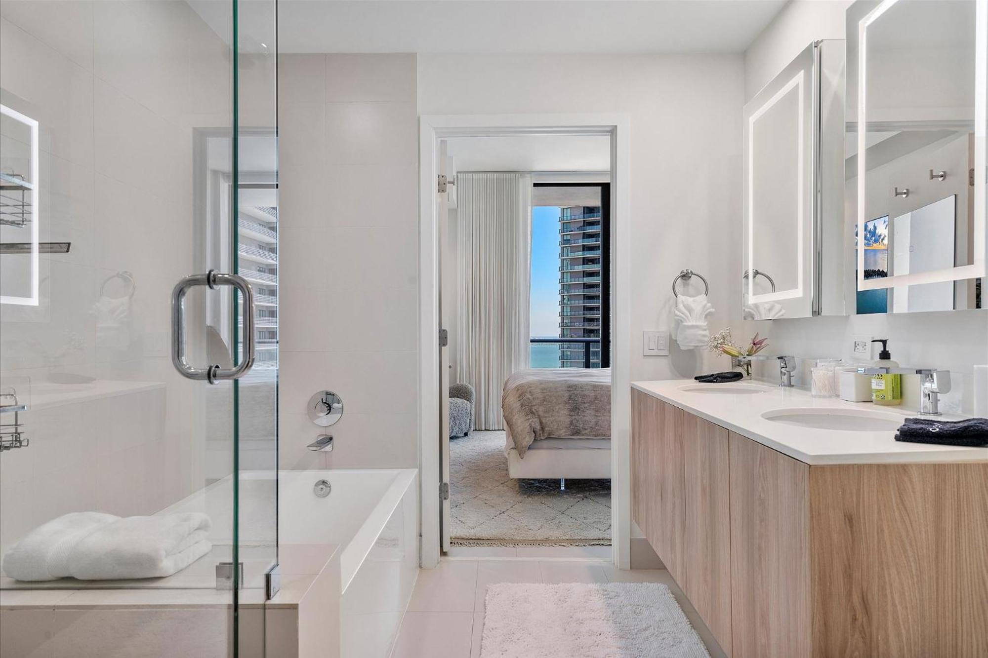 Posh Ocean View Penthouse - Heated Pool, Gym, Office! 10mins Apartment