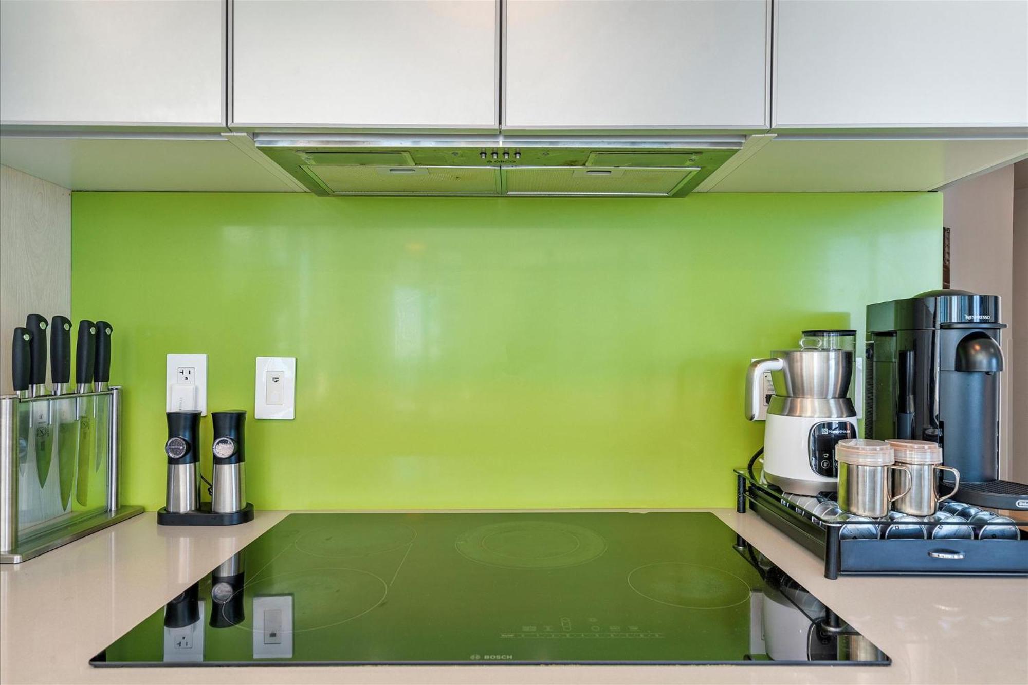 Apartment Posh Ocean View Penthouse - Heated Pool, Gym, Office! 10mins Miami