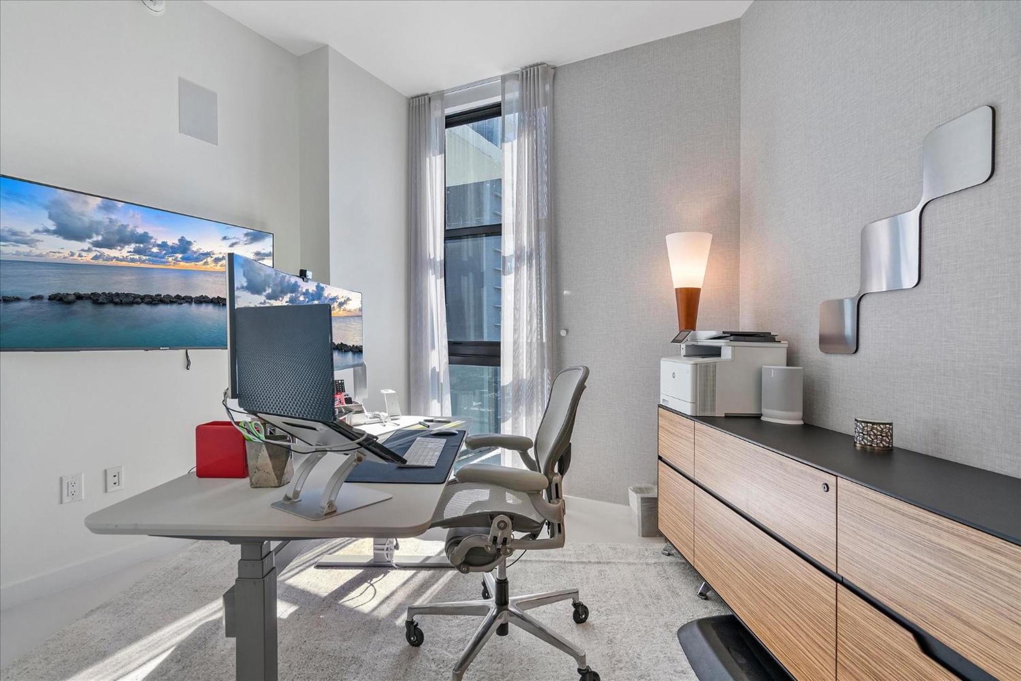 Posh Ocean View Penthouse - Heated Pool, Gym, Office! 10mins *
