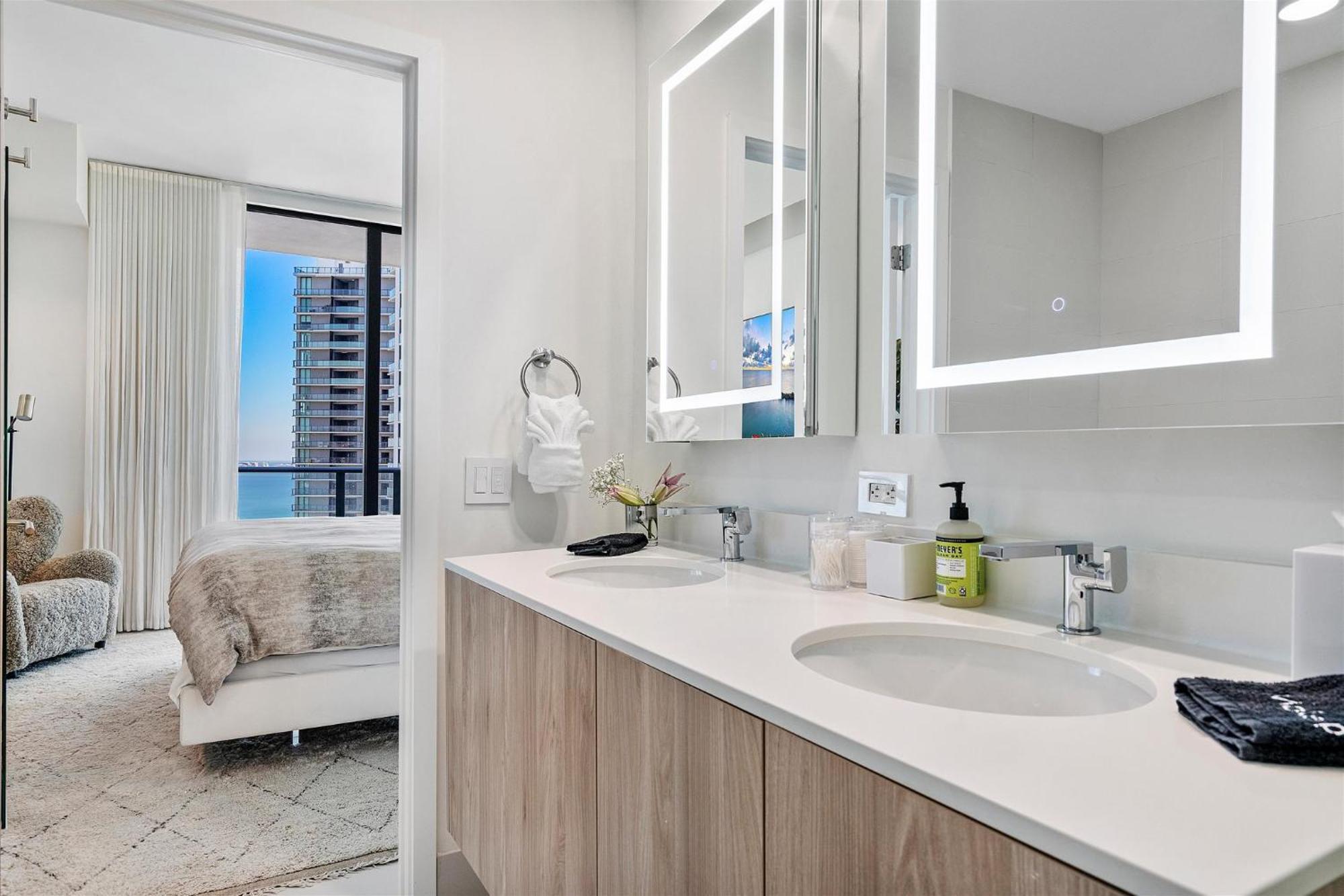 Apartment Posh Ocean View Penthouse - Heated Pool, Gym, Office! 10mins