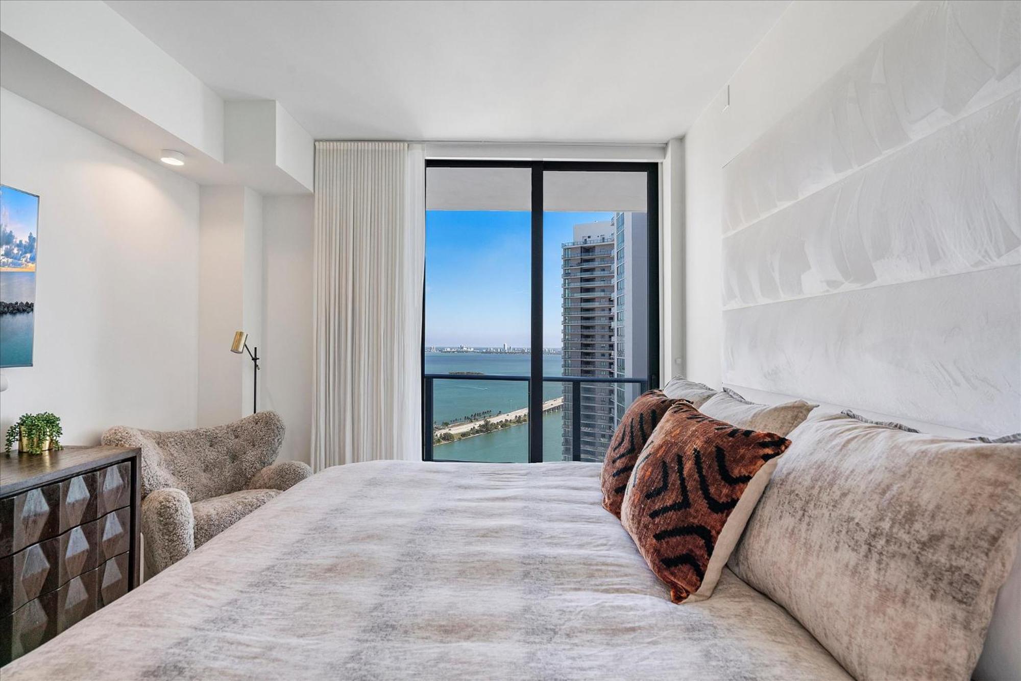 Apartment Posh Ocean View Penthouse - Heated Pool, Gym, Office! 10mins