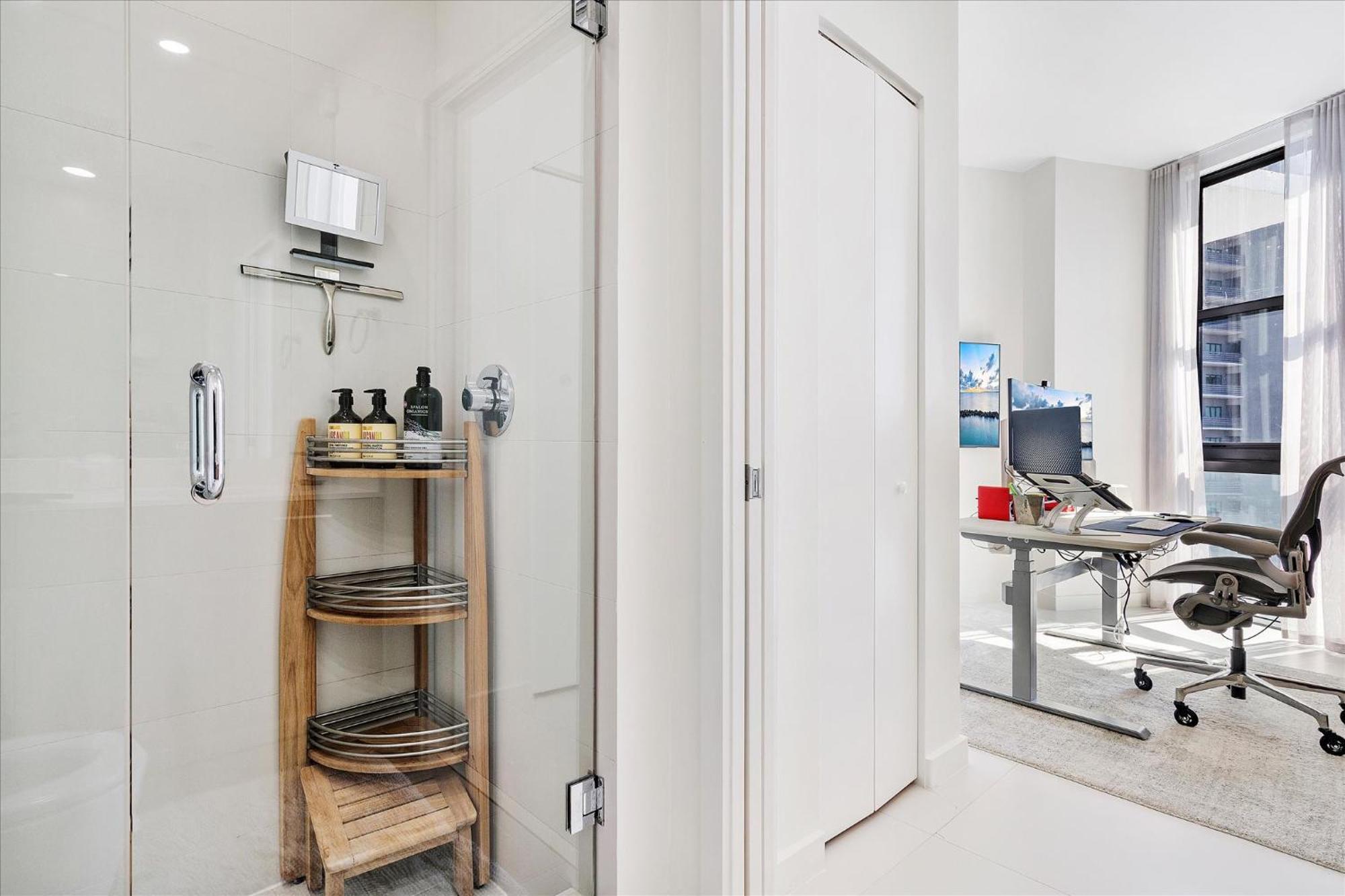Posh Ocean View Penthouse - Heated Pool, Gym, Office! 10mins Apartment Miami