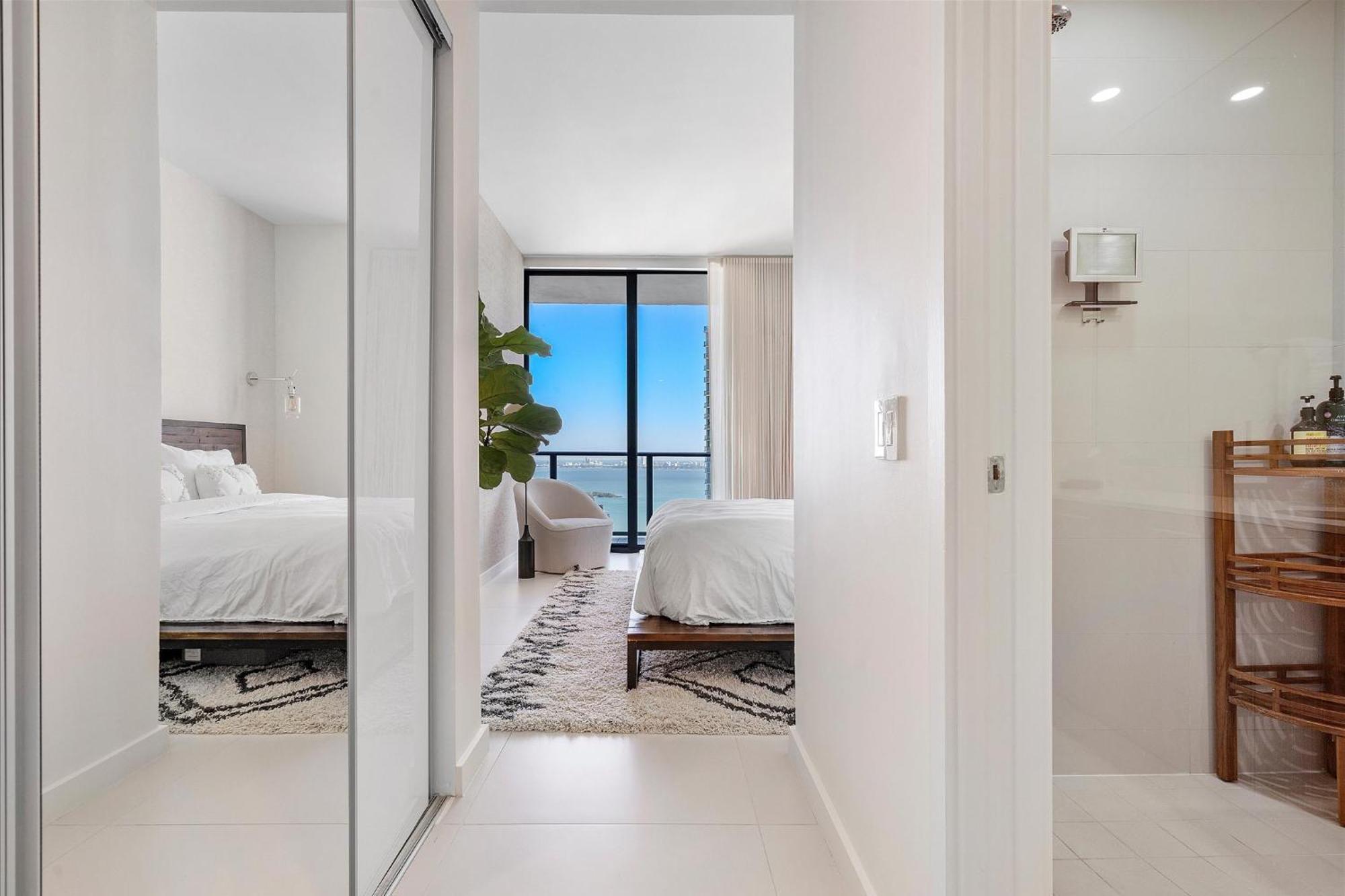 Apartment Posh Ocean View Penthouse - Heated Pool, Gym, Office! 10mins *