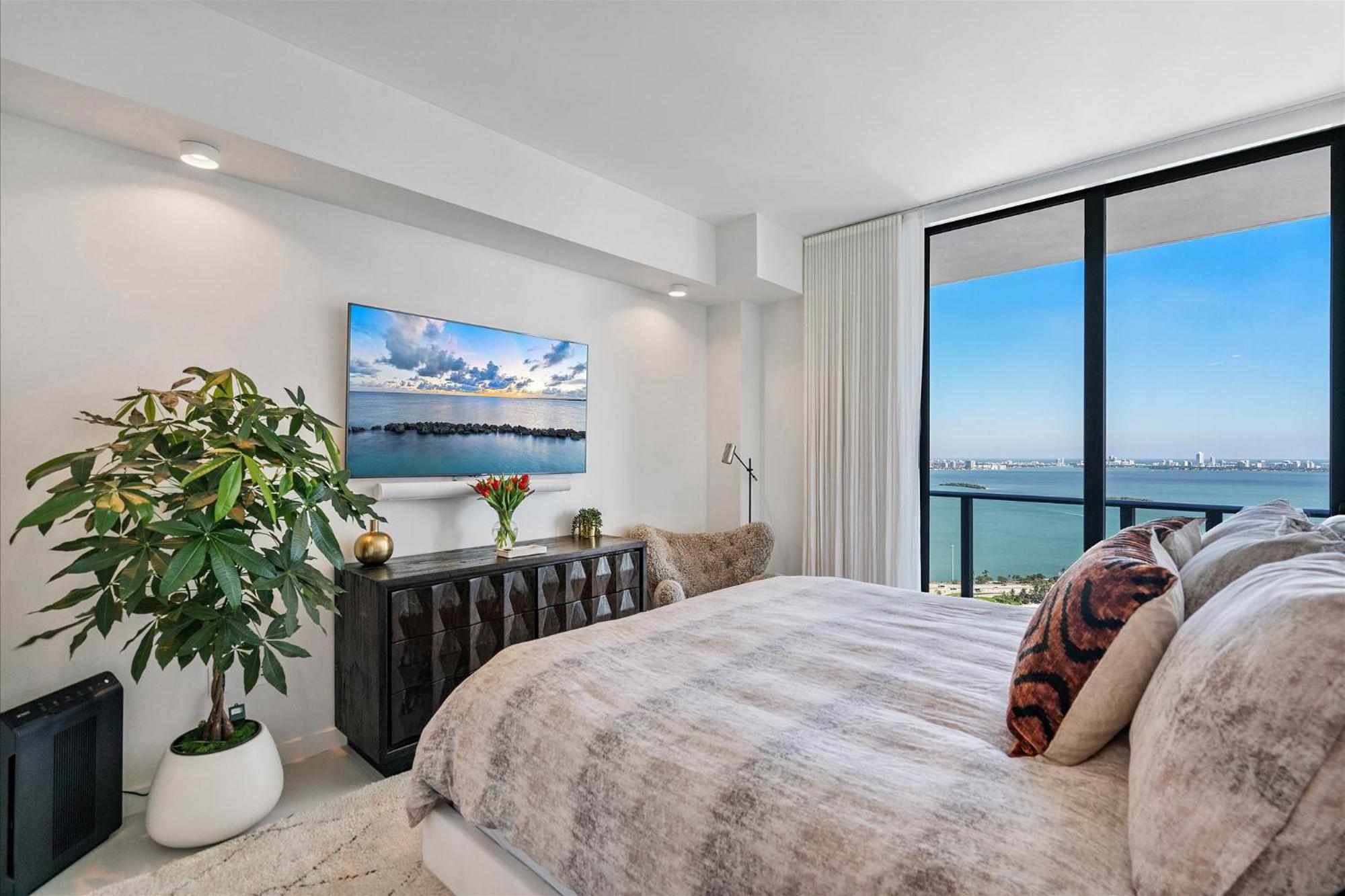 Posh Ocean View Penthouse - Heated Pool, Gym, Office! 10mins *