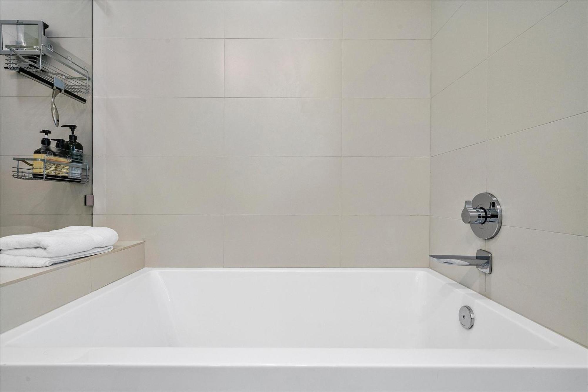 Posh Ocean View Penthouse - Heated Pool, Gym, Office! 10mins Apartment